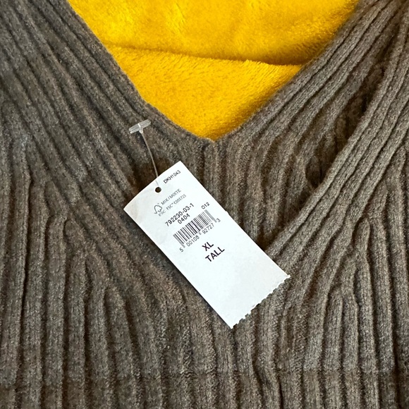 NWT Gap • Cashmere Soft Sweater Tank - Picture 5 of 9